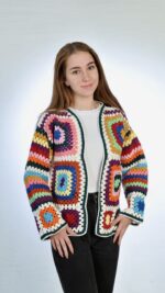 Mosaic crochet vest gedragen - Loom & Loop